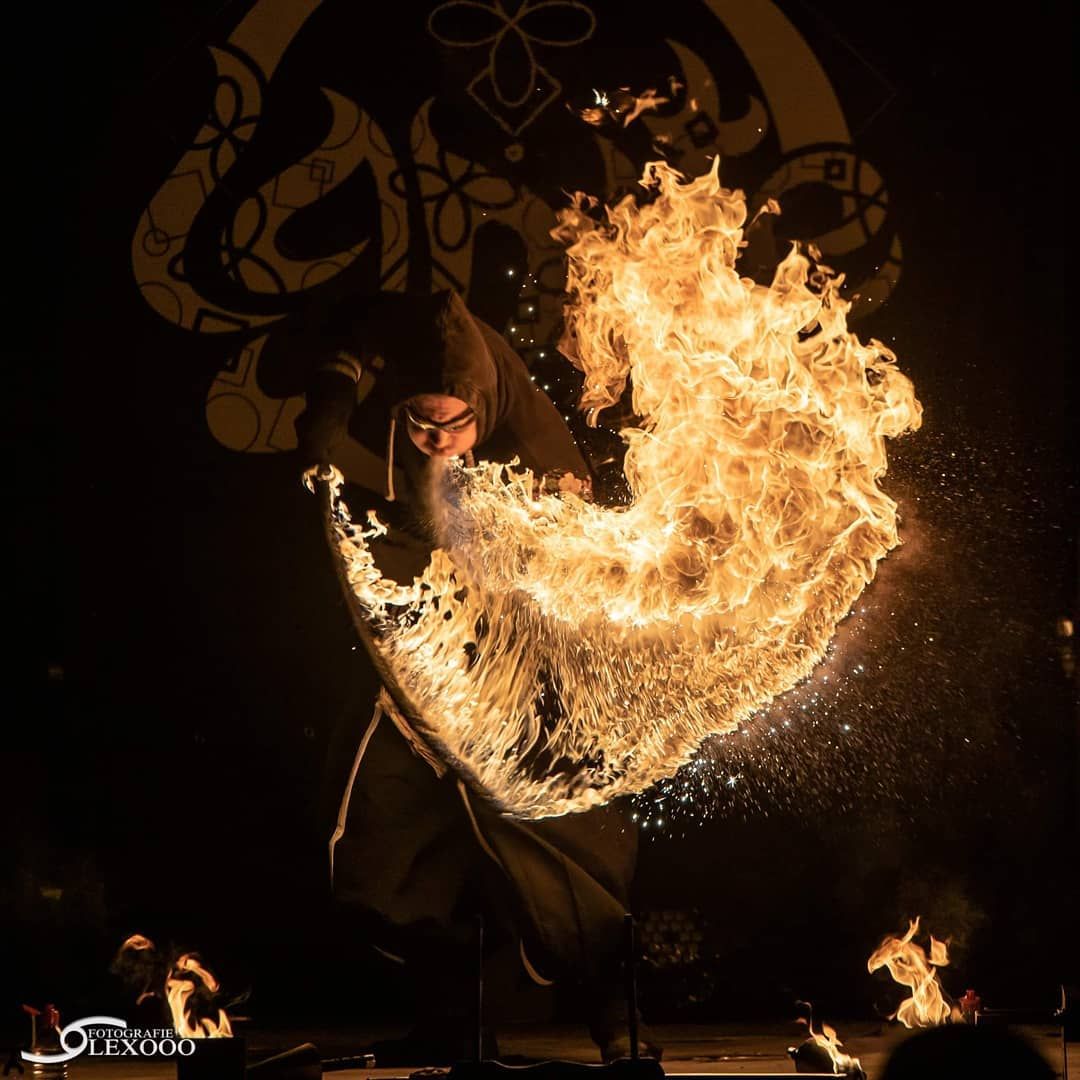 Quarante-Quatre crache du feu au gala Ignite Flow Arts 2019, « 360° fire katana »