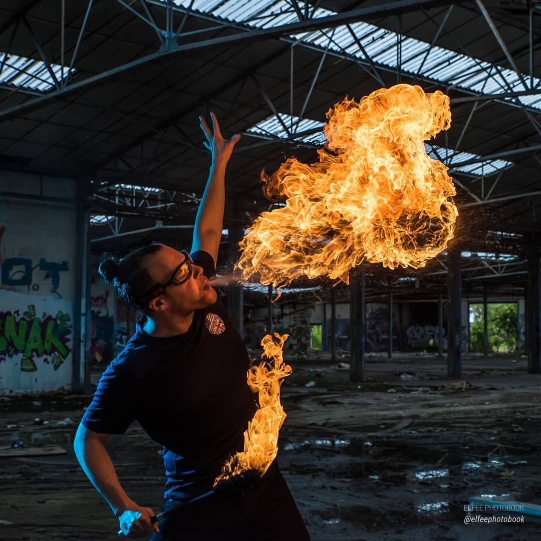 Quarante-Quatre crache du feu en shooting, « Fireproof »