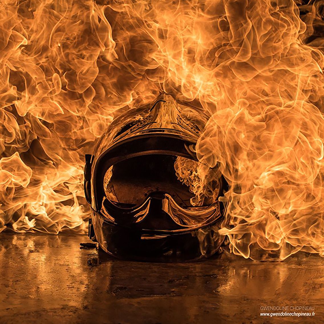 Casque de pompier enflammé