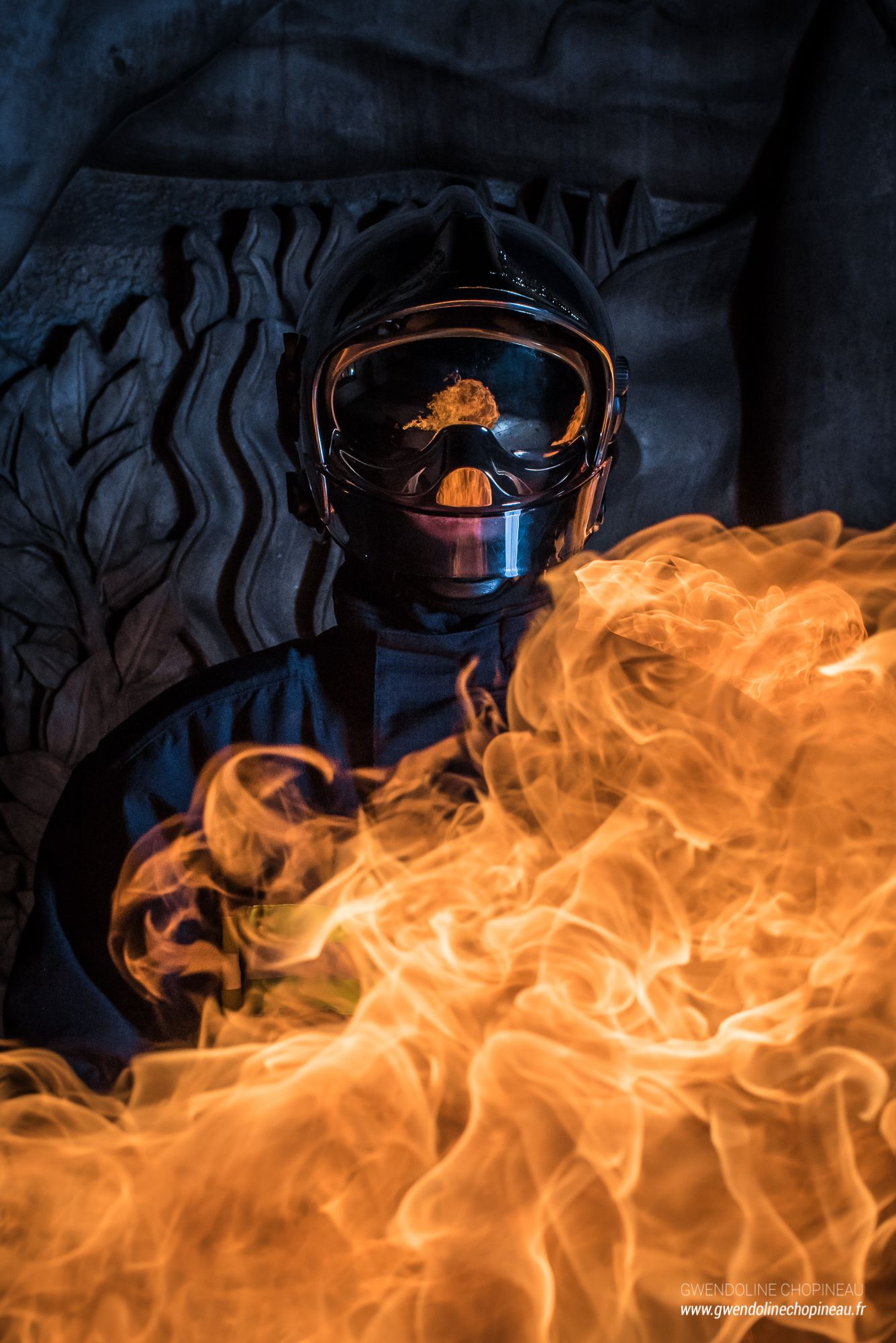 Reflet de flammes casque de pompier