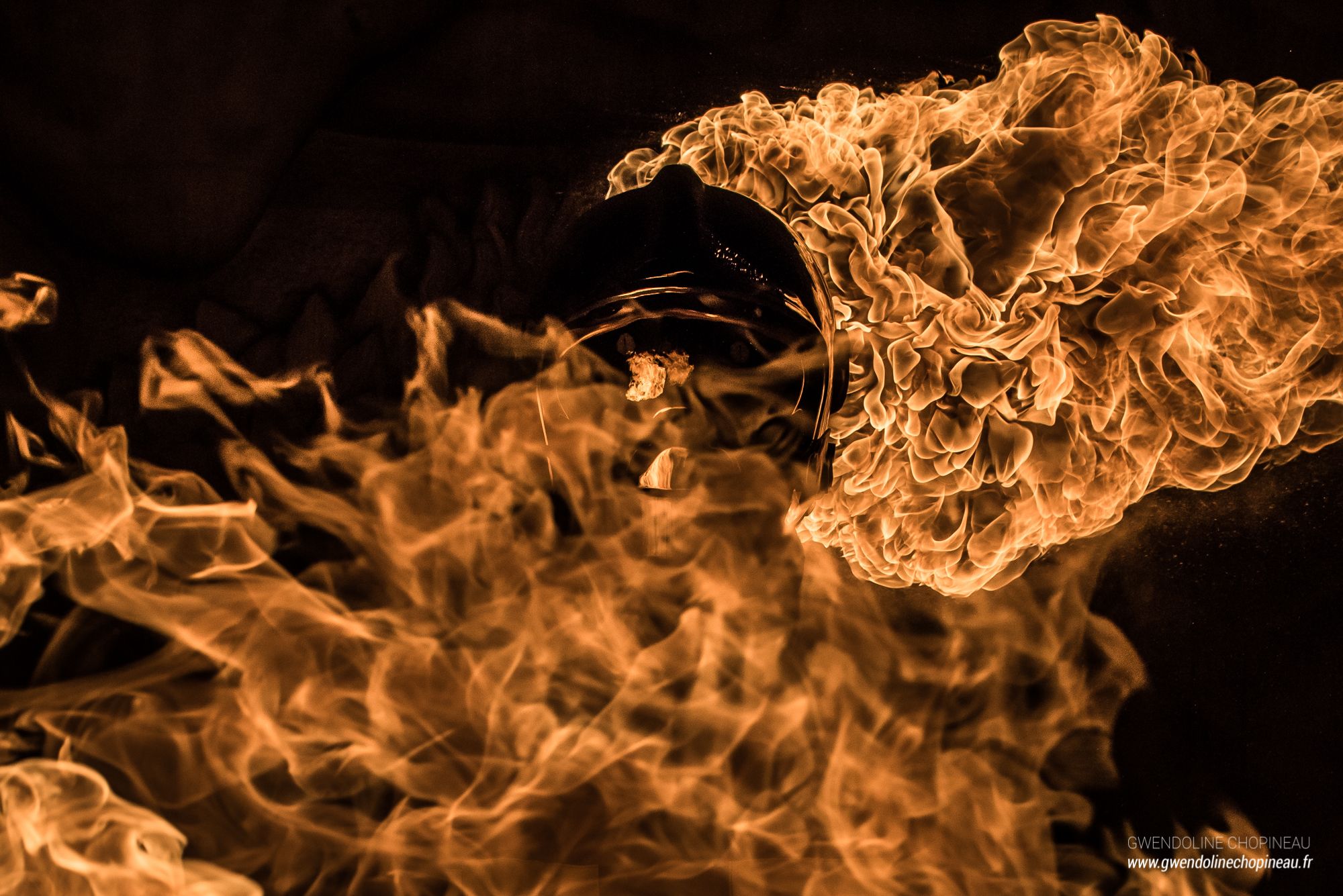 Pompier entre les flammes Quarante Quatre cracheur de feu