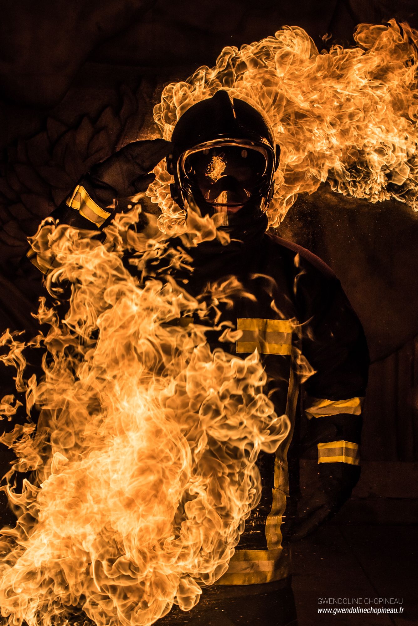 Pompier enflammé cracheur de feu Quarante Quatre