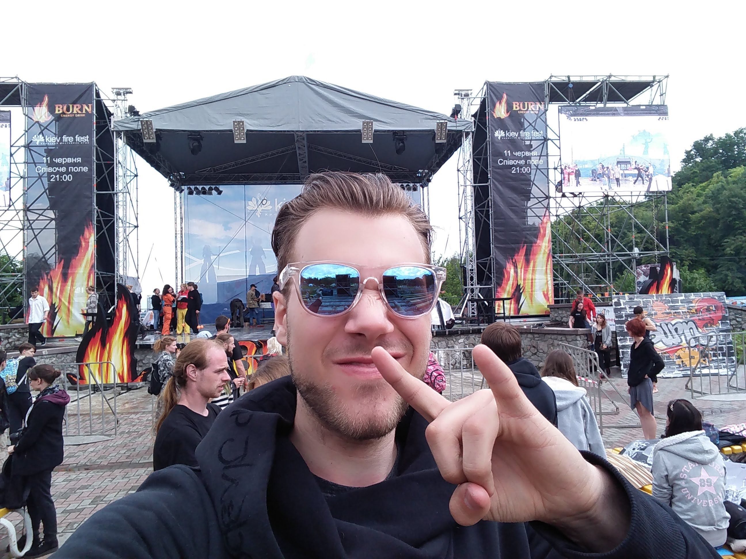 Quarante Quatre selfie cracheur de feu main stage KFF 2016