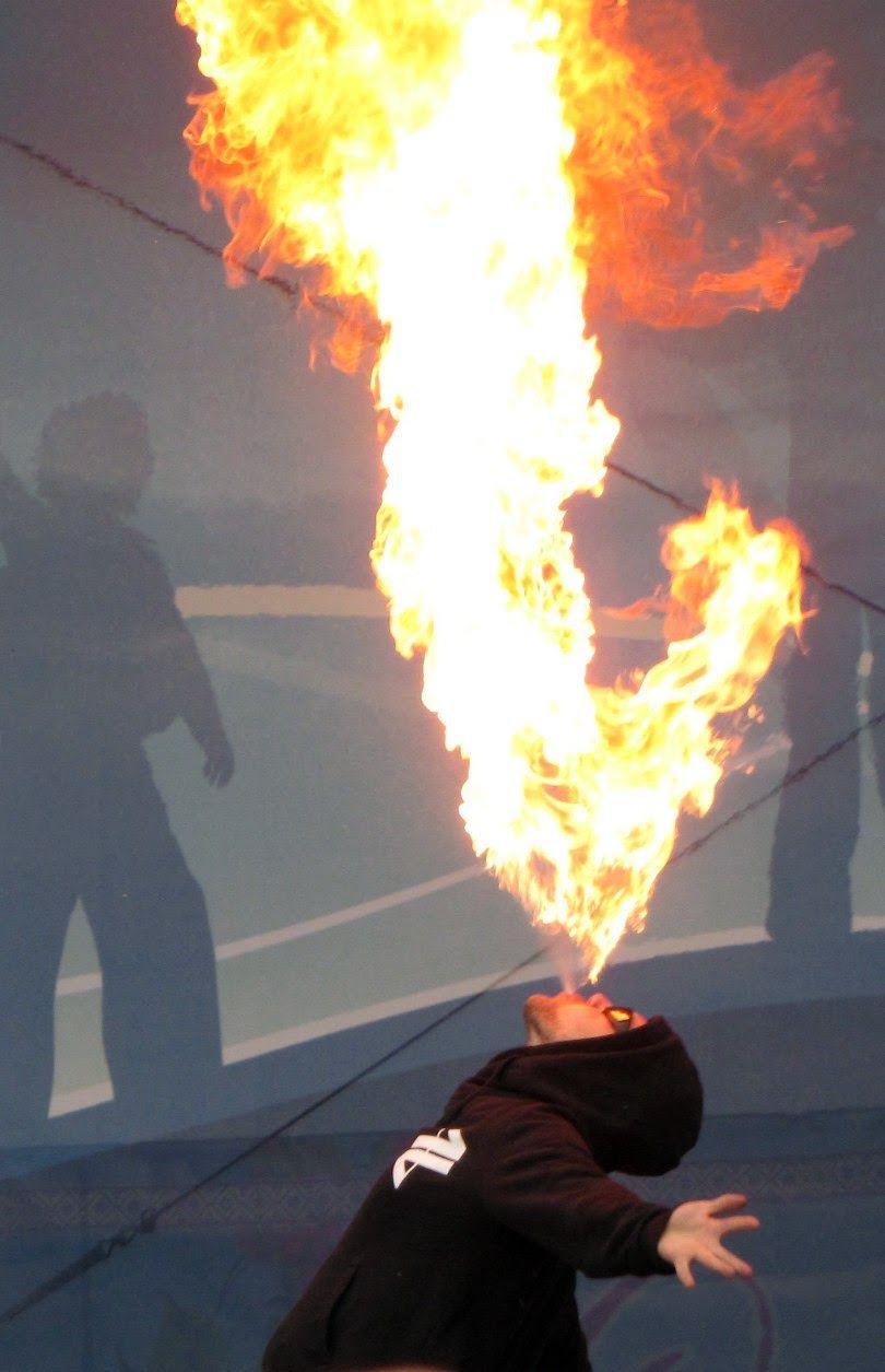 Battle de cracheurs de feu au Kiev Fire Festival 2016