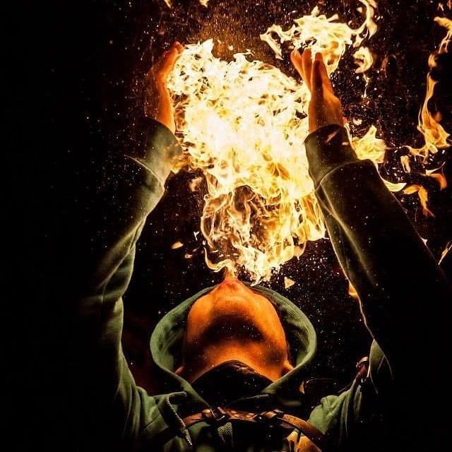 Claquement de mains dans la flamme, tête renversée