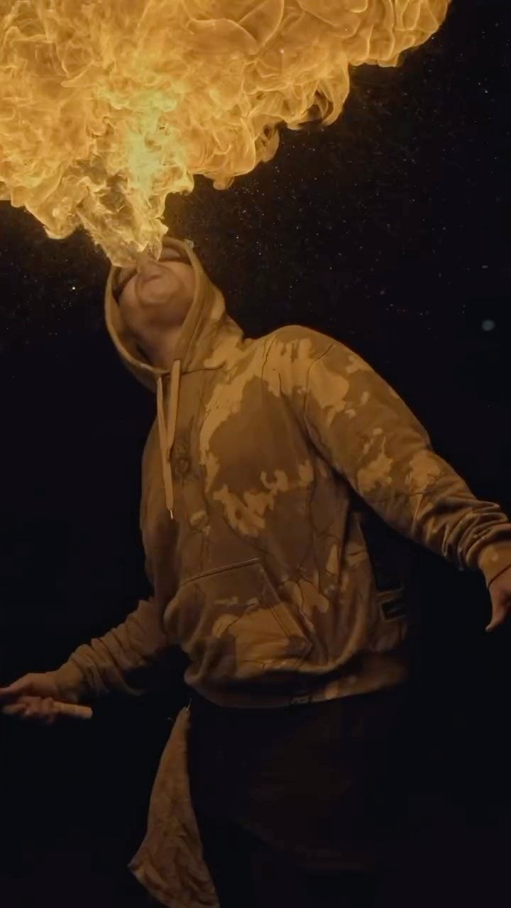 Flamme dorée sous le regard du cracheur, Halloween 2025 au Palais de Tokyo