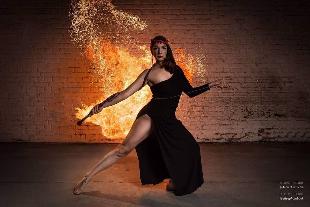 Danseuse cambrée frôlée par une langue de feu