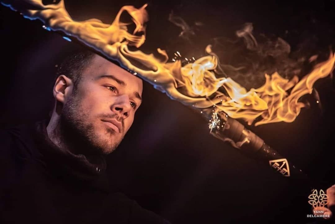 Flamme tirée au katana, en mouvement constant