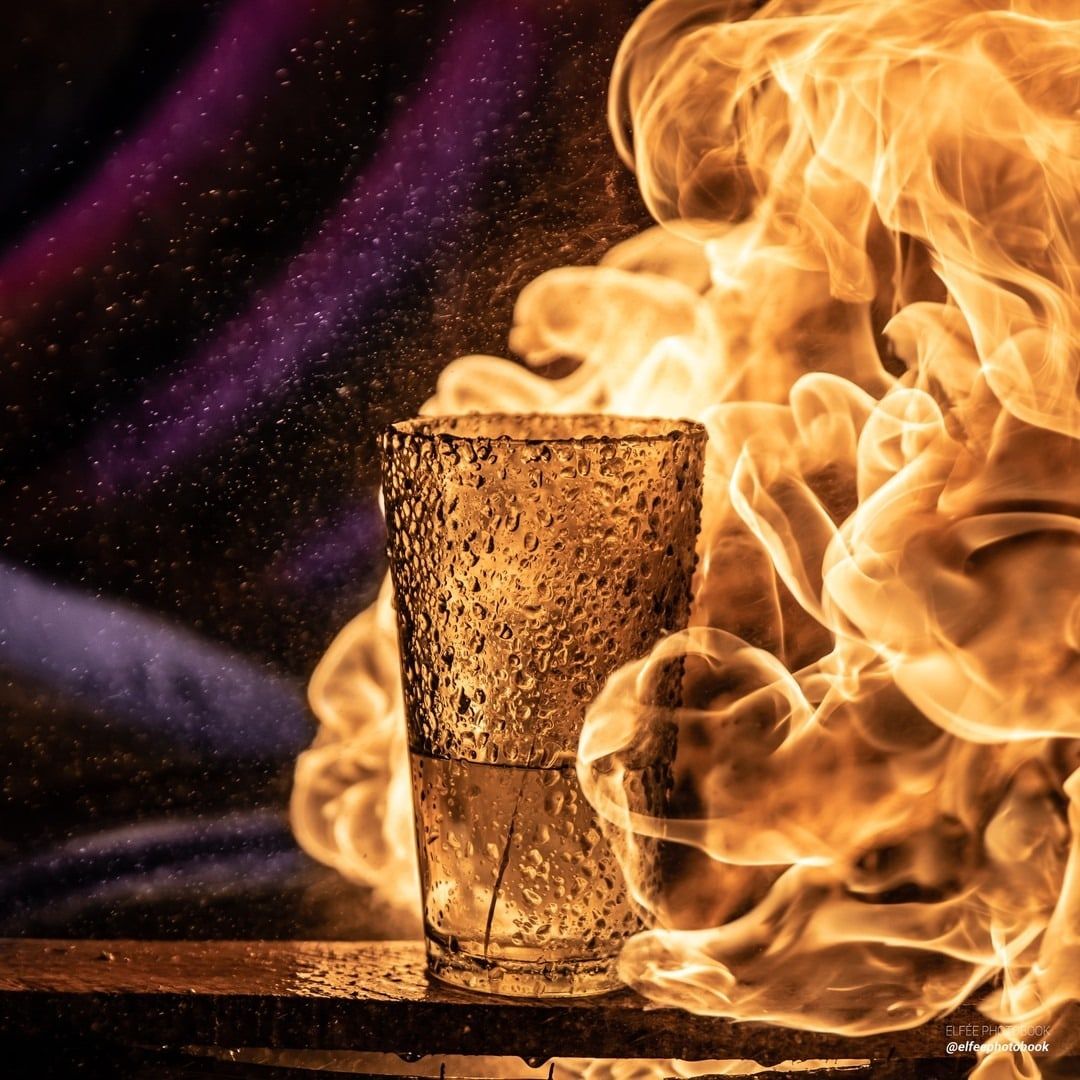 Le verre de feu : une coupe d’où s’échappe une flamme dorée