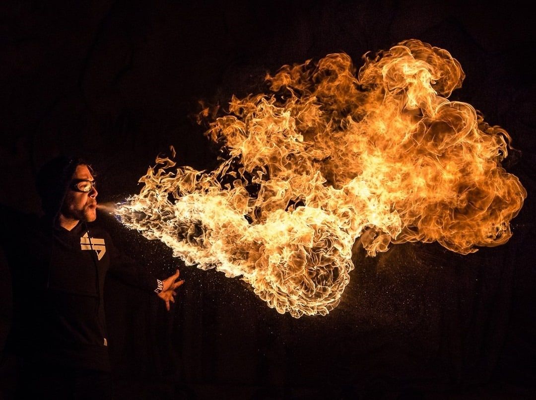 Longue expiration de flamme horizontale dans la nuit