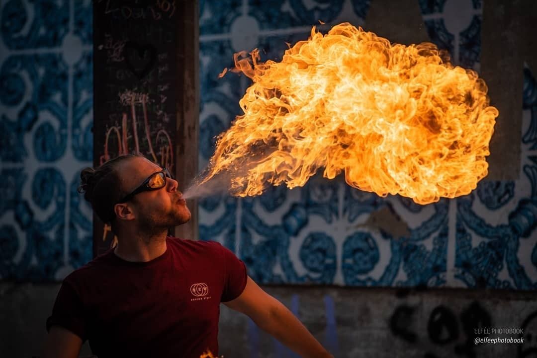 Souffle de feu de profil sur un mur d’azulejos bleus, Lisbonne