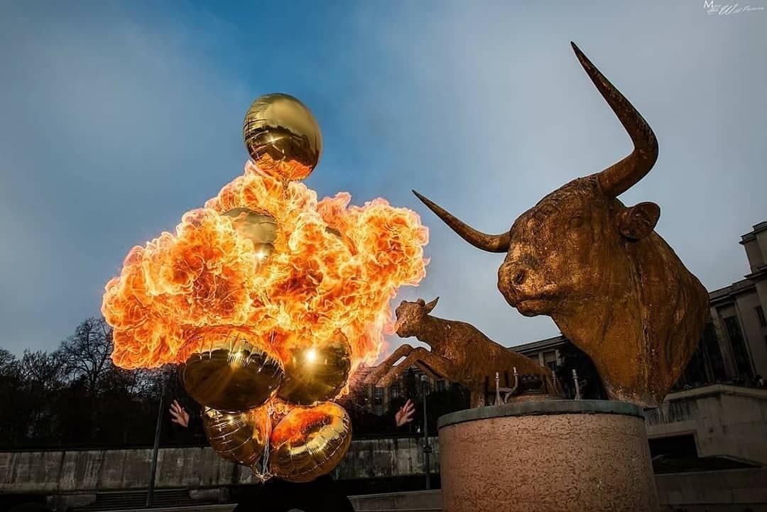 Boule de feu devant une statue de taureau