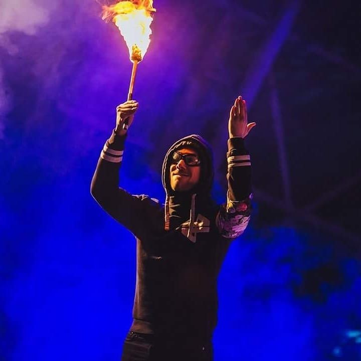 Torche levée sous les projecteurs bleus, Fire Life Fest 2018
