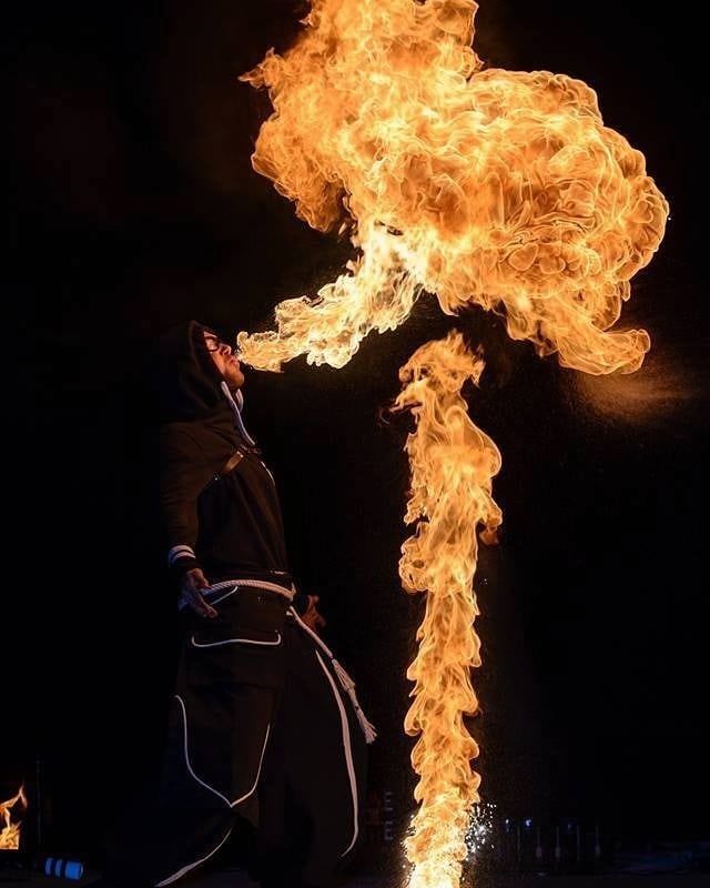 Colonne de feu énorme au Fire Life Fest 2018, Oujhorod