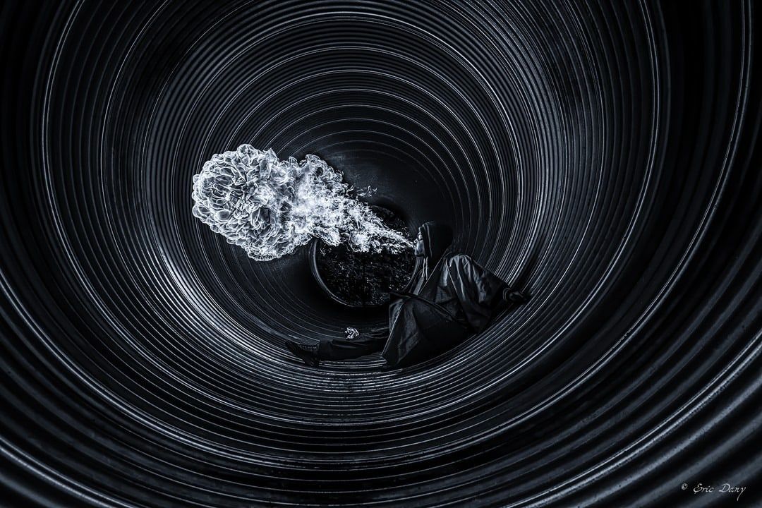 Flamme projetée au centre d’un tunnel de lumière en spirale, en kimono