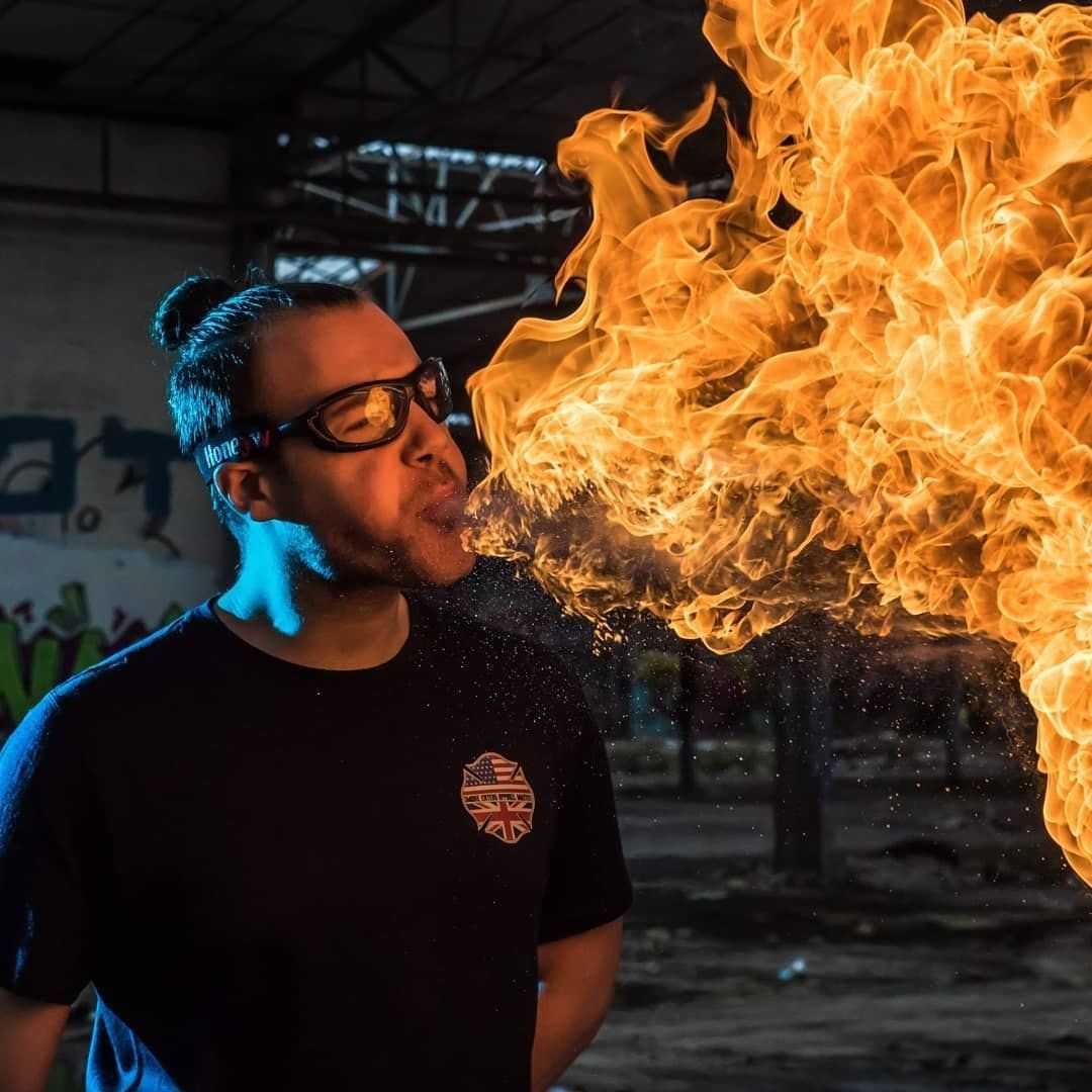 Portrait en t-shirt ignifugé, une flamme immense dans le dos