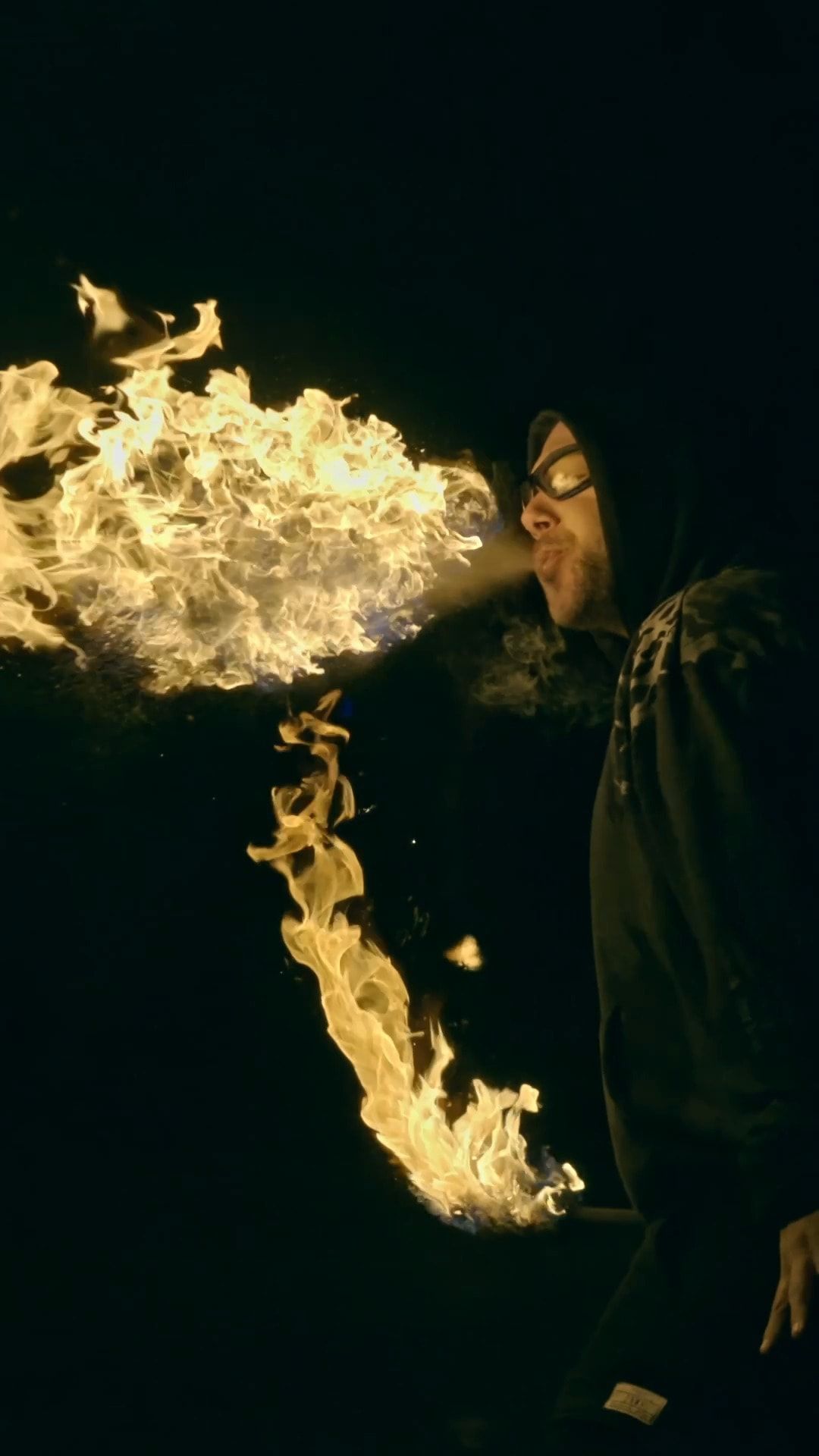 Souffle de flamme blanche horizontal, le cracheur de profil en sweat à capuche