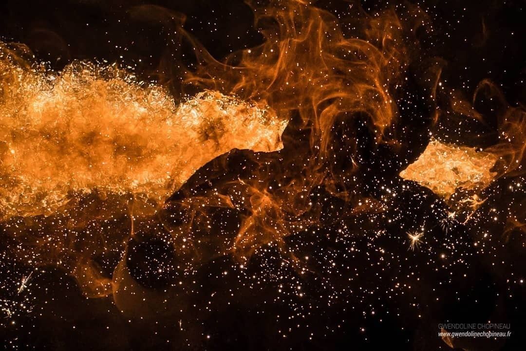 Flamme en rotation à 720° sur fond de nuit étoilée