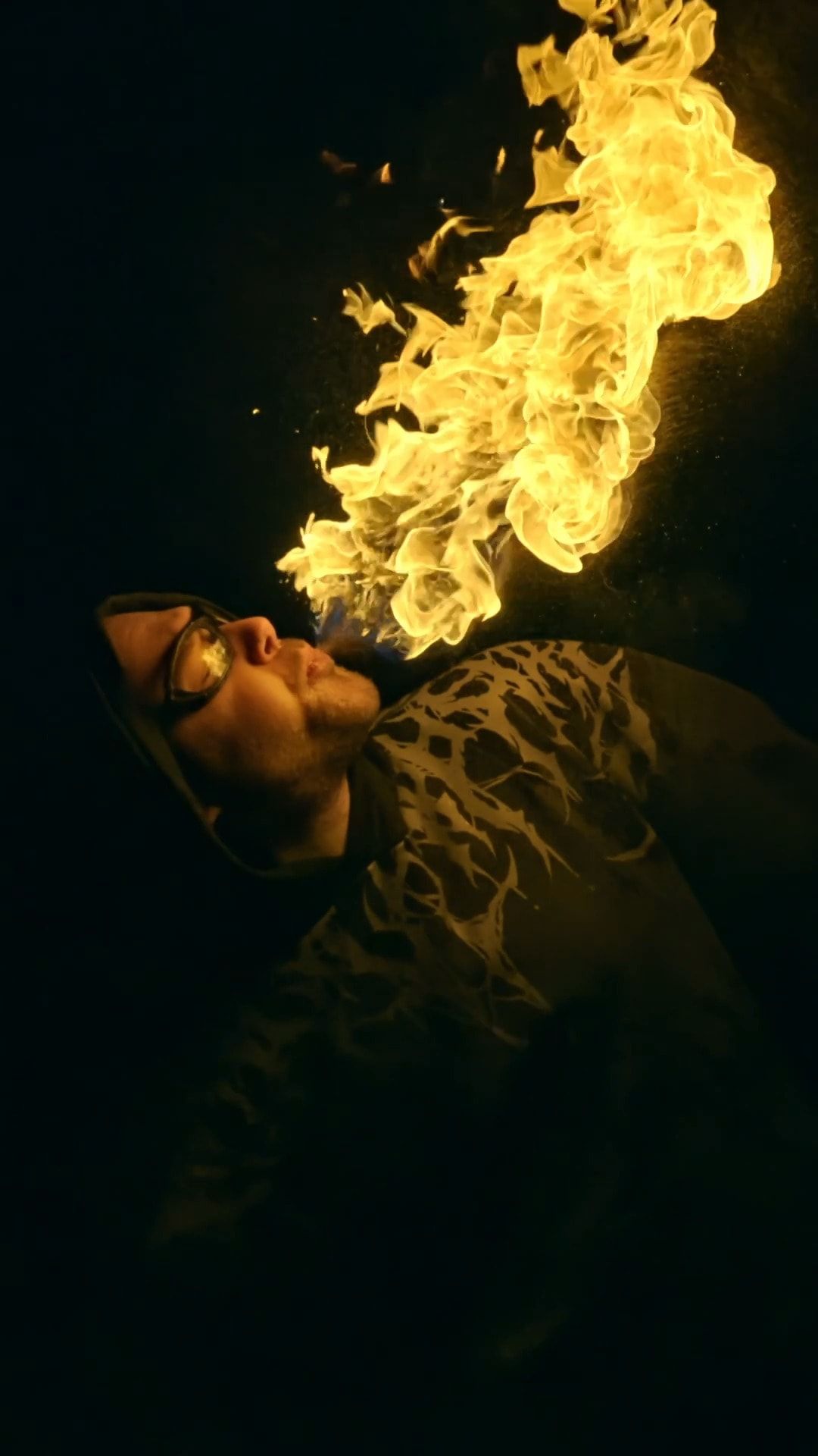 Flamme dorée projetée vers le haut, tête renversée en arrière