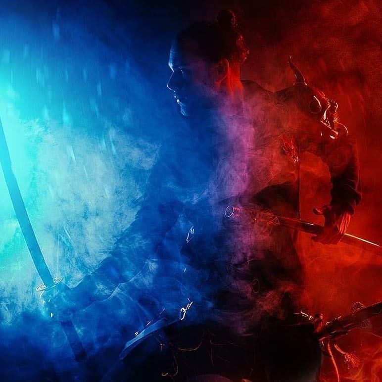 Masque Hannya et katana, lumière moitié bleue moitié rouge