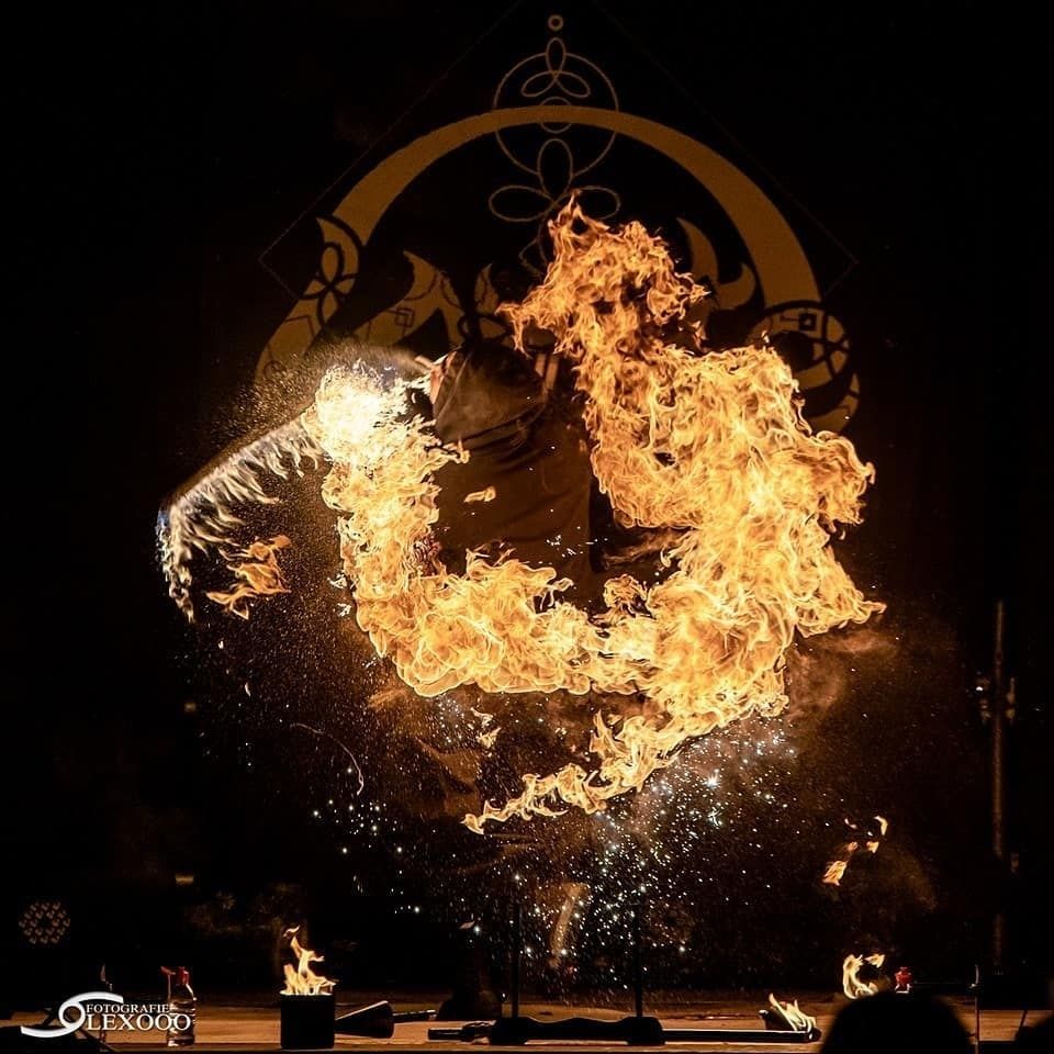 La flamme suit la courbe du katana, gala Ignite Flow Arts 2019