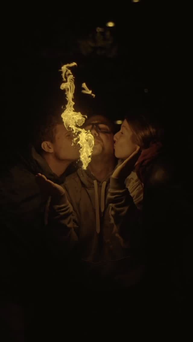 Un couple s’embrasse pendant qu’une flamme monte entre eux