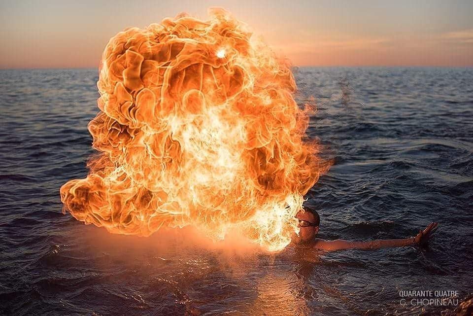 Boule de feu au-dessus de la Méditerranée au coucher du soleil