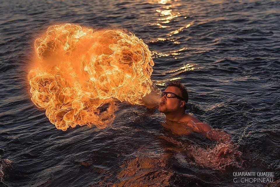 Cracheur dans la mer à Majorque, boule de feu au ras de l’eau