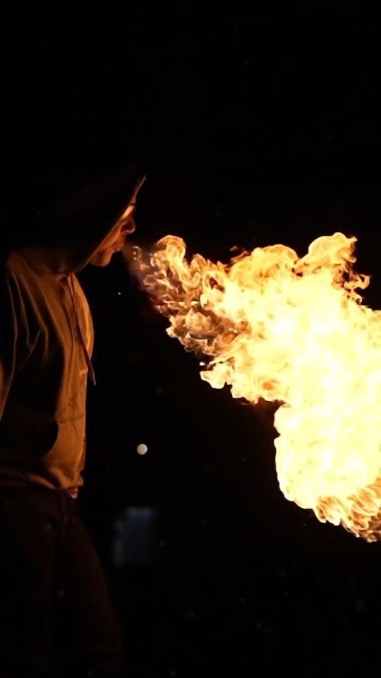 Boule de feu horizontale projetée dans la nuit parisienne
