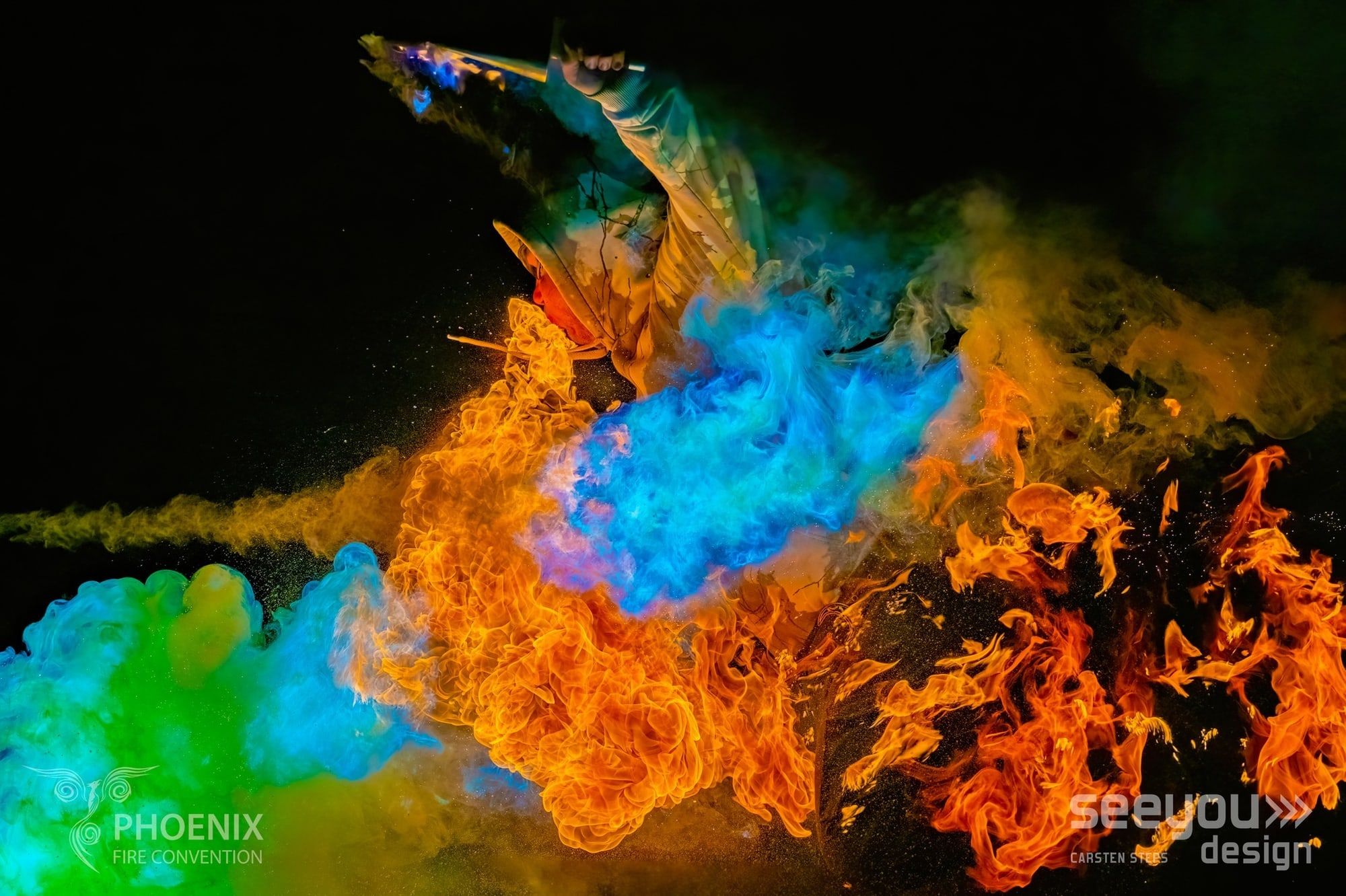Gala de la Phoenix Fire Convention : une flamme orange traversée de poudre bleue