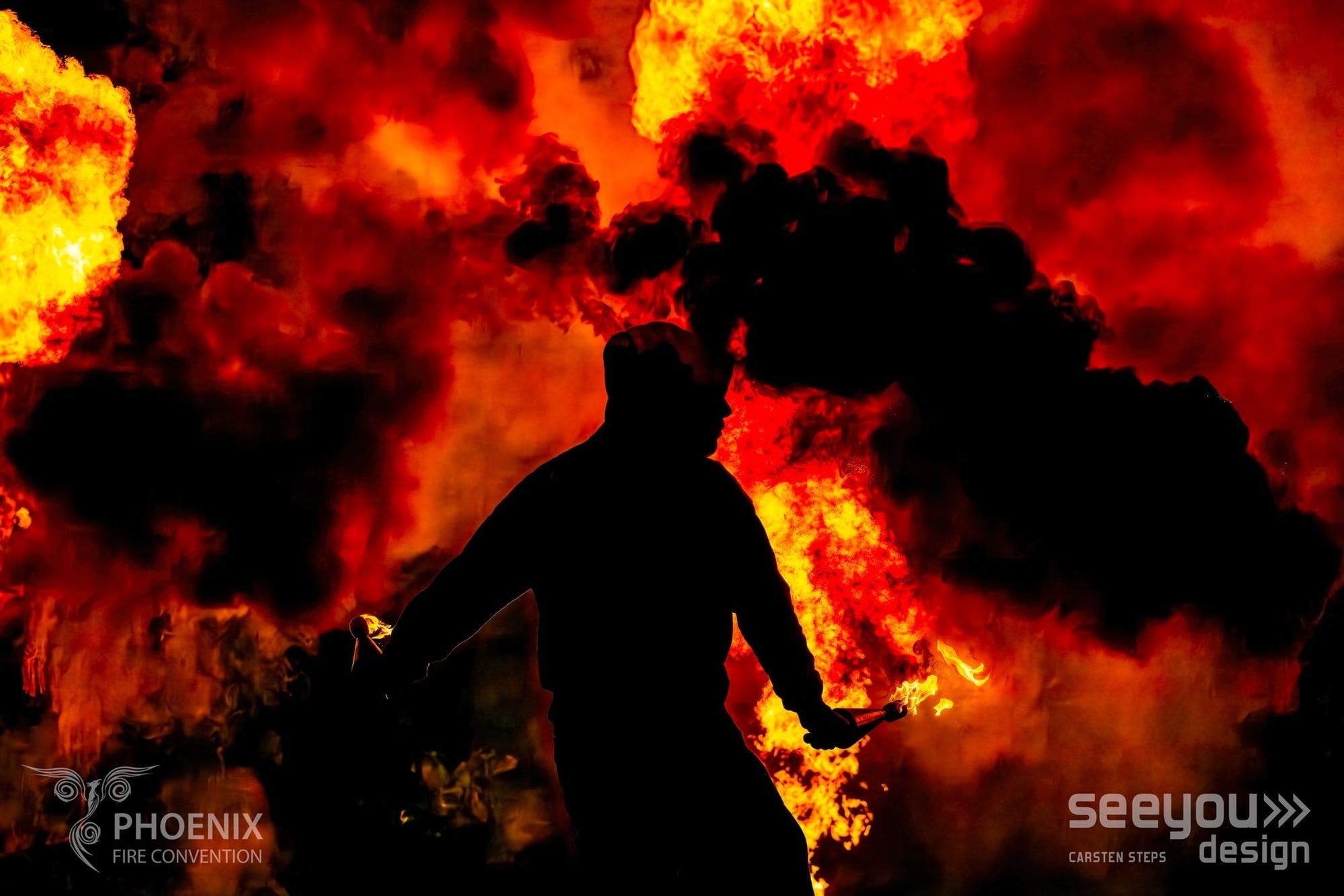 Scène du gala Phoenix embrasée de rouge, silhouette au centre des flammes