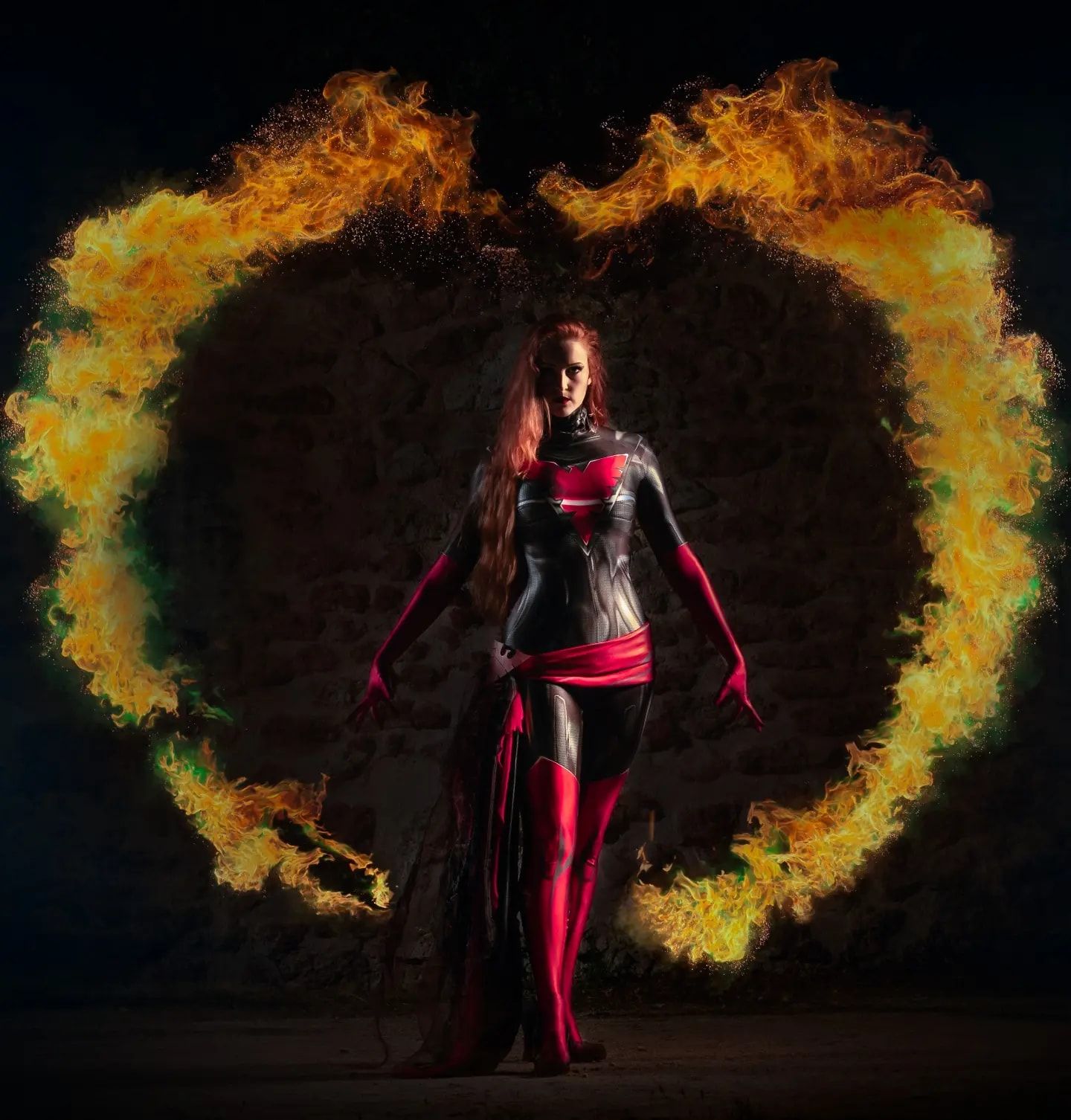 Fire Ivy en costume de phénix au centre d’un cœur de flammes réelles