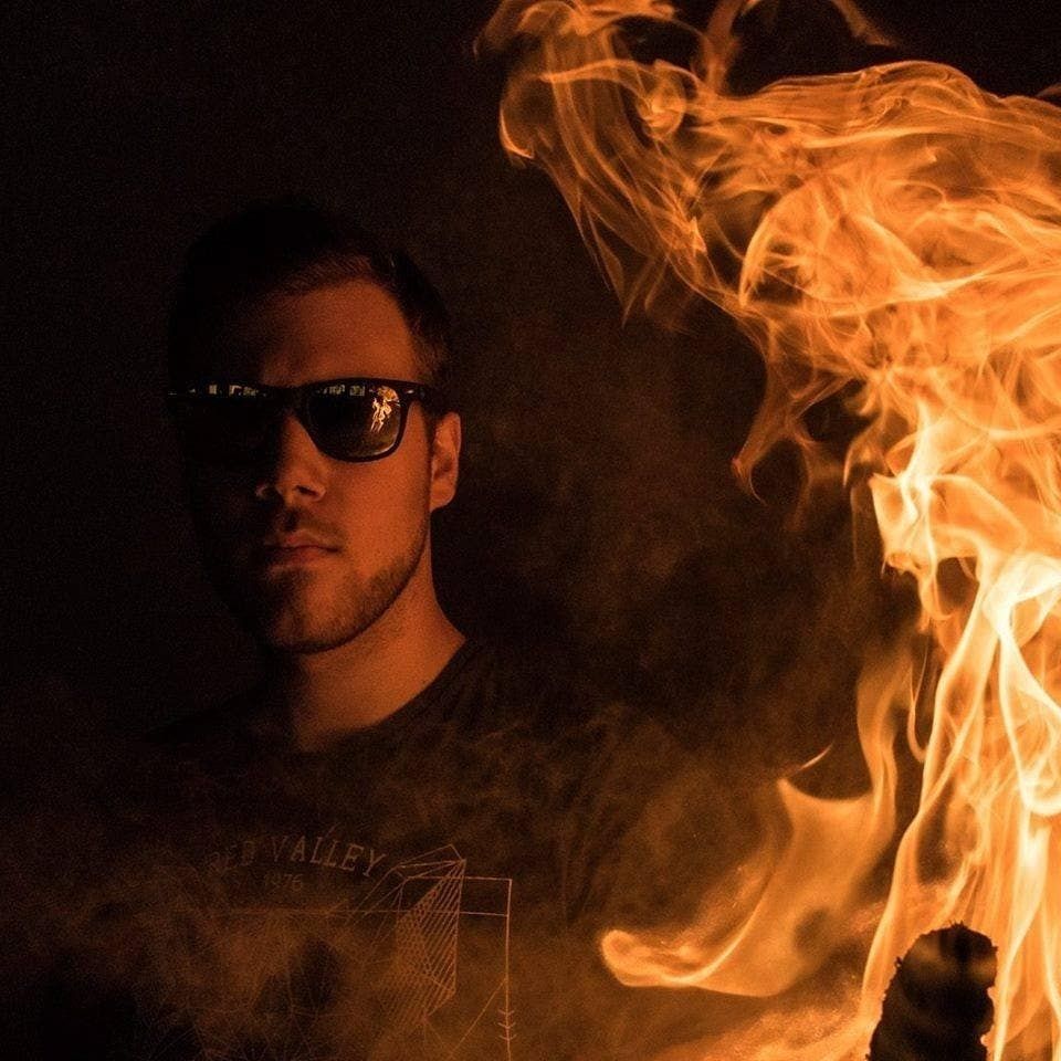 Portrait en lunettes de soleil, une flamme qui monte sur le côté