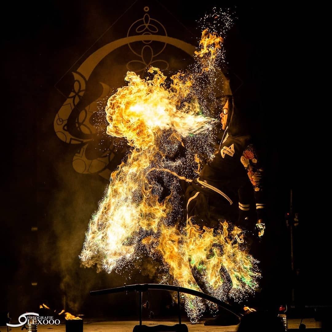 Cercle de flamme autour du katana sur scène, Ignite Flow Arts