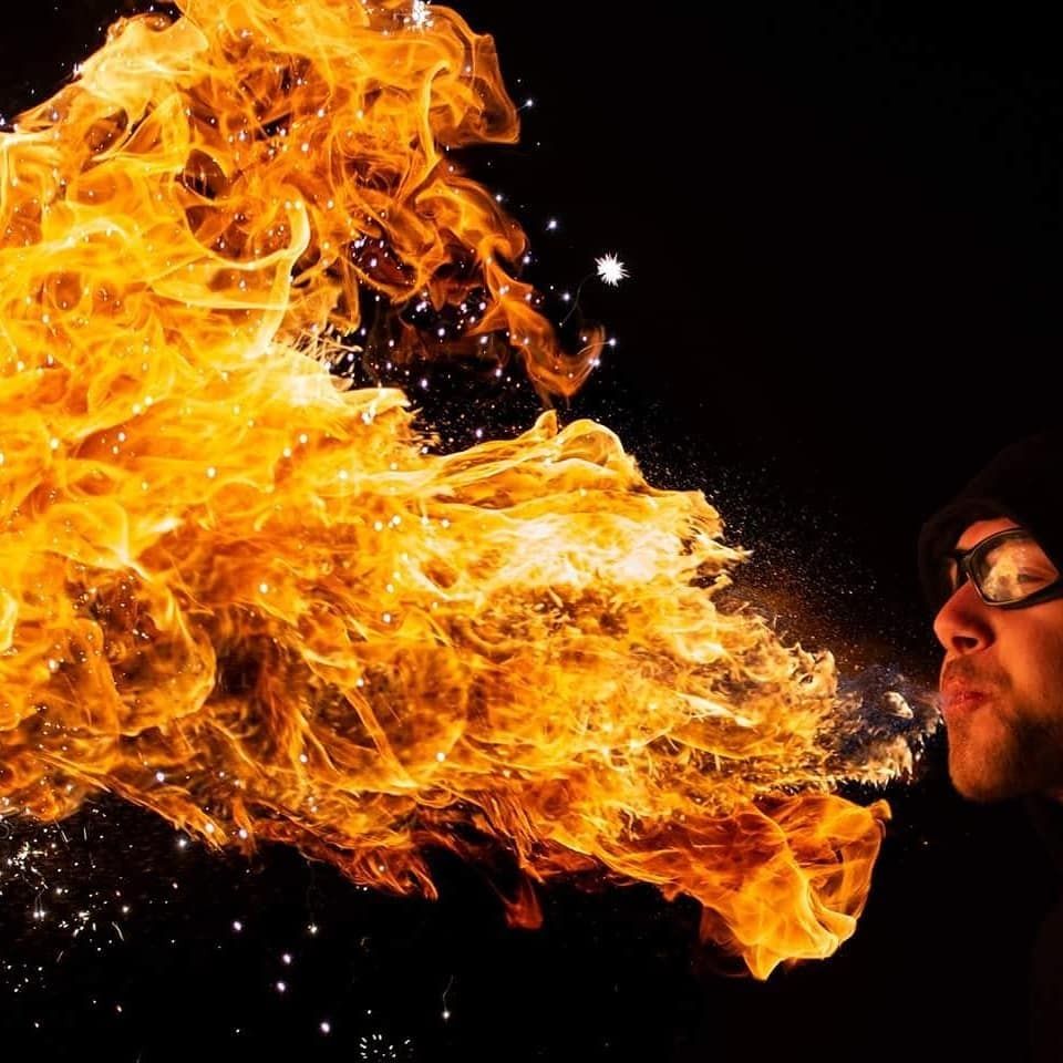 Flamme pailletée d’étincelles dorées