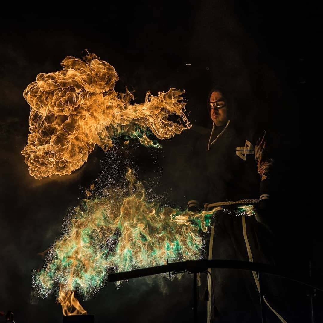 Flamme bicolore, dorée et verte, au festival Ignite Flow Arts