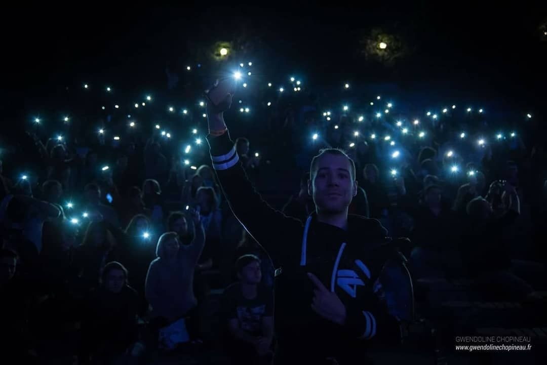 Public aux téléphones allumés pendant un show, Fire Life Fest 2017