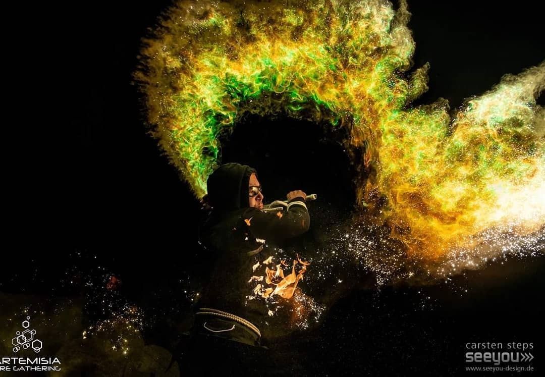 Flamme fouettée en arc vert et or, gala Artemisia