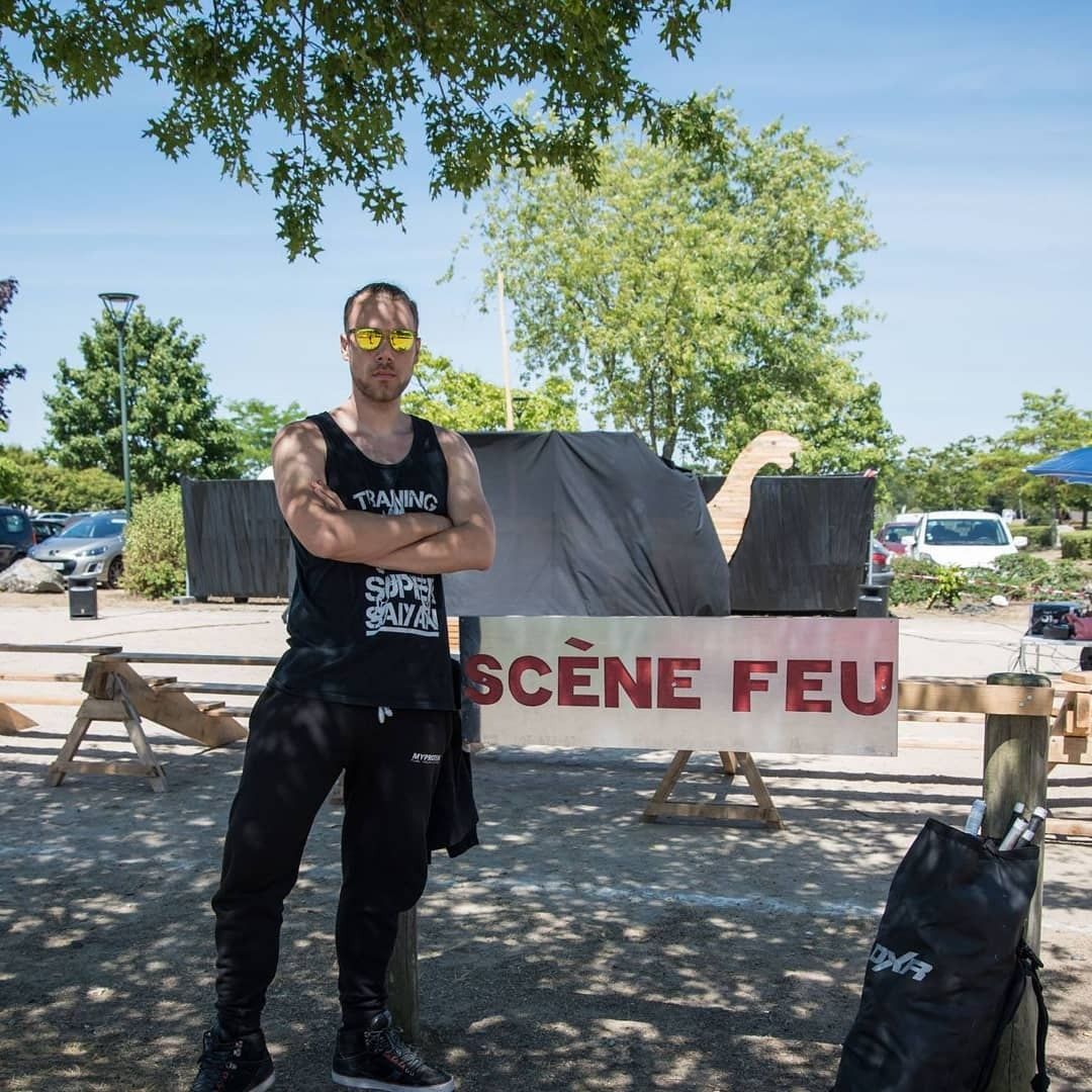 Devant la « Scène feu » de la Convention nationale française 2018, avant le workshop